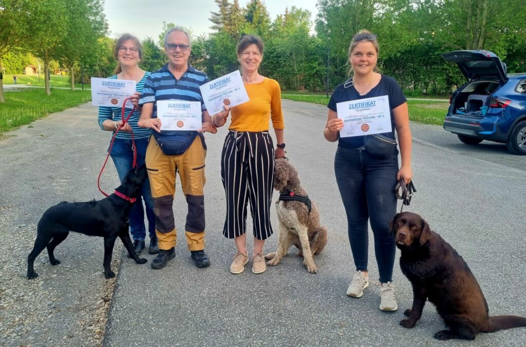 Erfolgreiche MT1 Prüfung: Von links Gesa Vogt mit Amy, Stephan Schmid mit Lilly, Barbara Schmitz mit Balou und Kristin Krug mit Nala